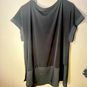 Chicos Size 3 Top Asymmetrical Hem Two Tones of Black and Short Sleeve